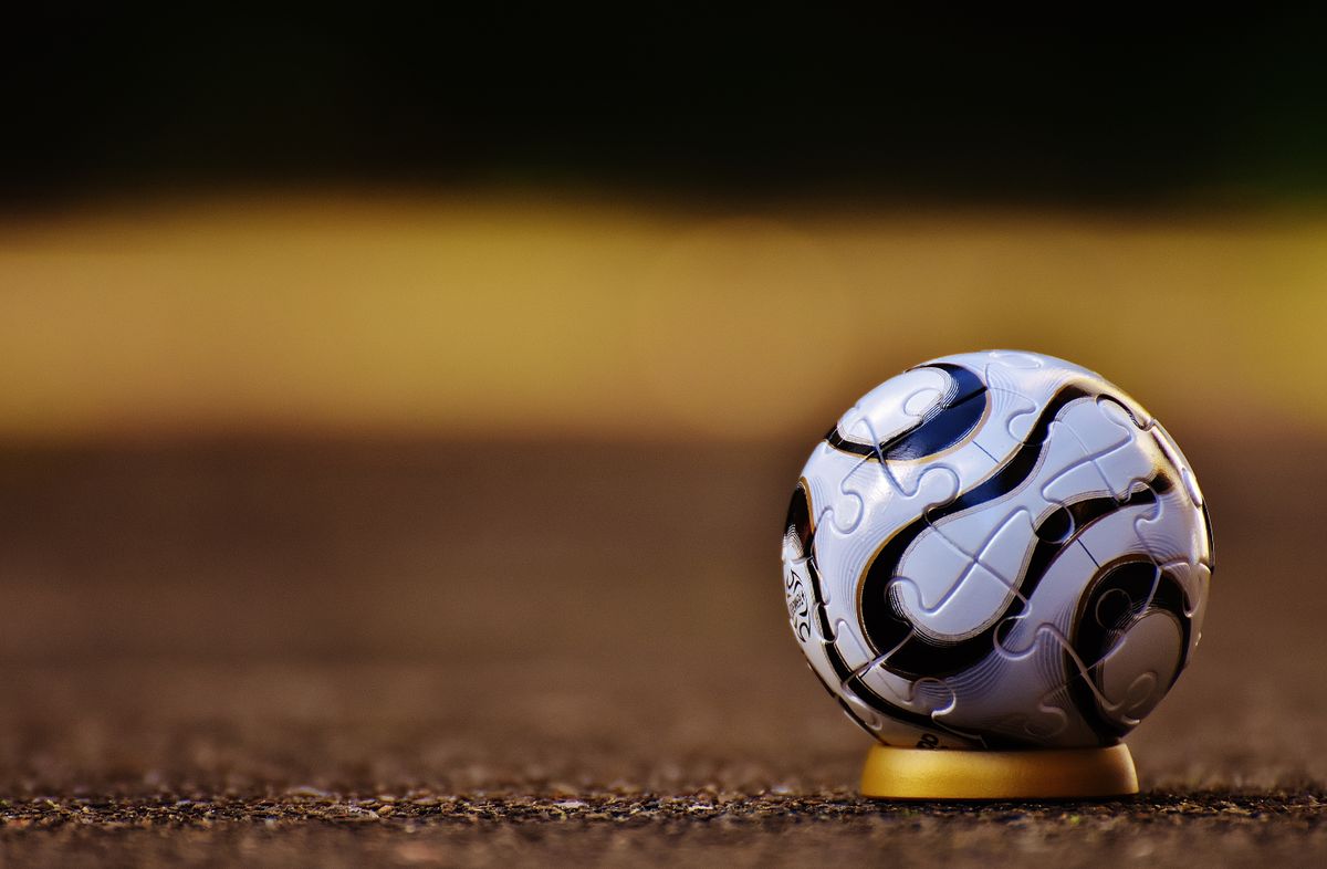 Ballon de football en clair-obscur